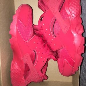 Red huaraches 🔴